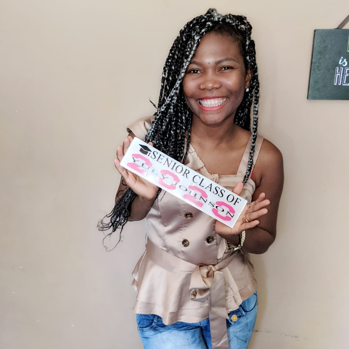 la imagen puede contener a una mujer de pie peinada con trenzas ,posando muy feliz y sonriente.
